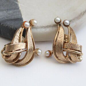 Boucher Signed Vintage Gold Tone Textured Sculptural Pearl Clip On Earrings 8514